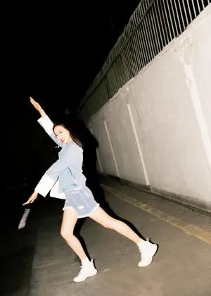 宋茜俏皮深夜街拍写真图片_3
