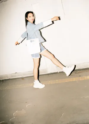 宋茜俏皮深夜街拍写真图片_5