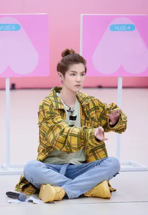 鹿晗格子衬衣帅气综艺图片_2