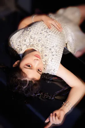 赖美云白裙光影性感写真图片_1
