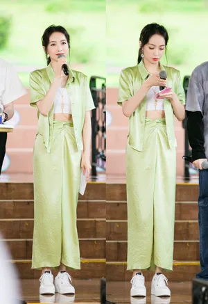 宋茜绿丝绸夏日风情写真图片
