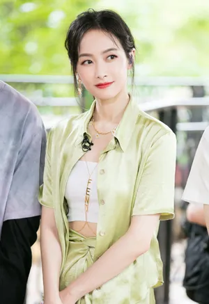 宋茜绿丝绸夏日风情写真图片_4