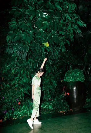 宋茜绿丝绸夏日风情写真图片_8