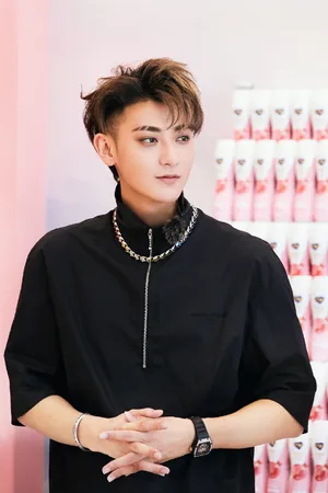 黄子韬纯黑Look帅气图片