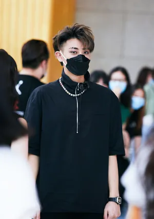 黄子韬纯黑Look帅气图片_2