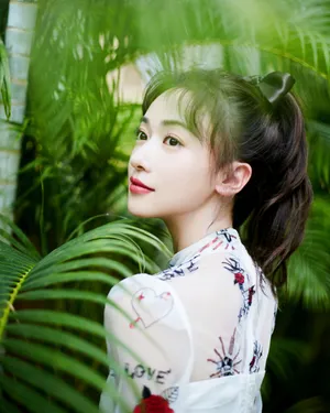 吴谨言印花裙性感写真图片