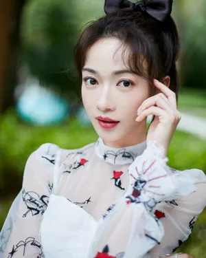 吴谨言印花裙性感写真图片