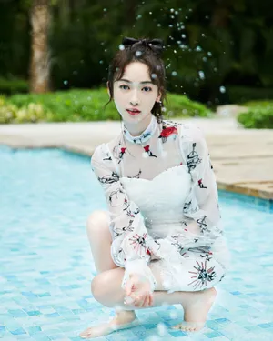 吴谨言印花裙性感写真图片_3
