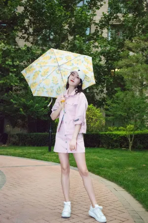 宣璐粉嫩性感街拍写真图片_2