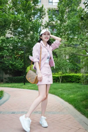 宣璐粉嫩性感街拍写真图片_5