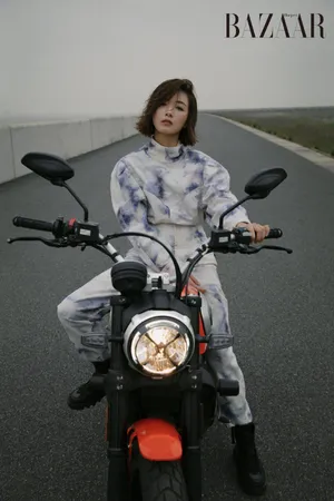 万茜黑白公路大片写真图片_6