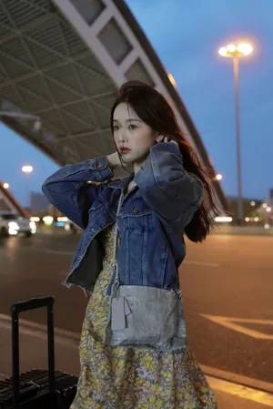 张馨月碎花裙摩登气质写真图片_1