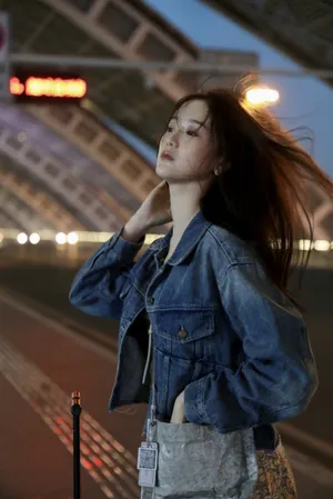 张馨月碎花裙摩登气质写真图片