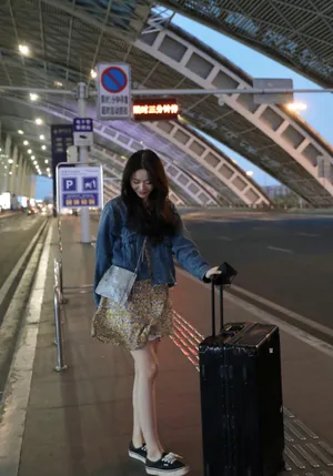 张馨月碎花裙摩登气质写真图片_2