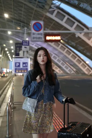 张馨月碎花裙摩登气质写真图片_3