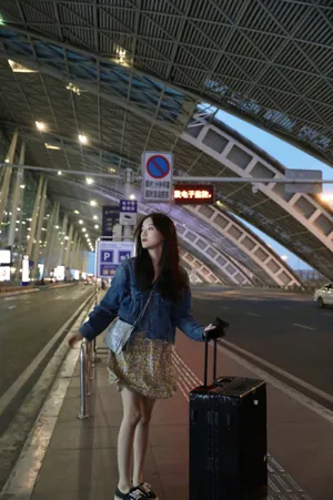 张馨月碎花裙摩登气质写真图片_4