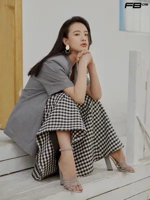 李梦高腰格子裙性感写真图片