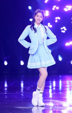 阚清子女团造型甜美舞台照图片