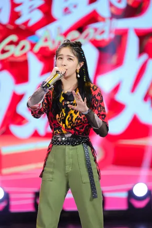 阚清子女团造型甜美舞台照图片_3