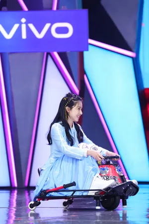 阚清子女团造型甜美舞台照图片_4