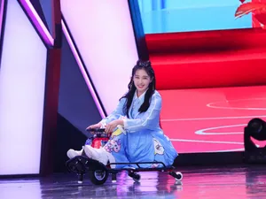 阚清子女团造型甜美舞台照图片_5