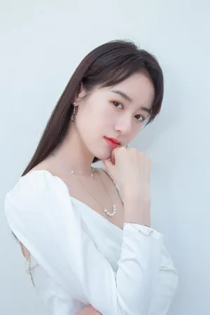 袁冰妍深v白裙性感写真图片