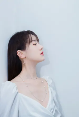 袁冰妍深v白裙性感写真图片