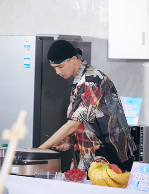 李现毛线帽头巾街头帅气写真_4
