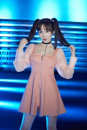 娄艺潇粉裙双马尾写真图片_3