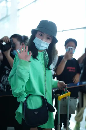 程曼鑫清爽穿搭机场街拍照图片