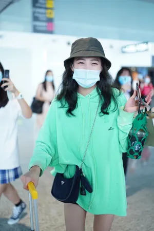 程曼鑫清爽穿搭机场街拍照图片_2