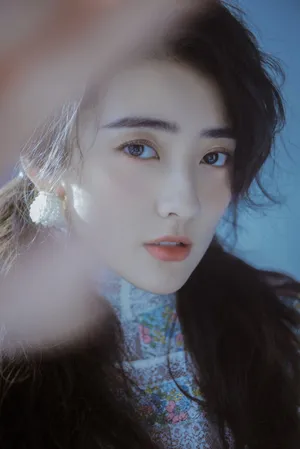 梁洁双马尾碎花裙甜美写真图片