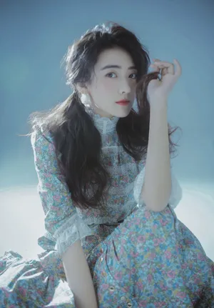 梁洁双马尾碎花裙甜美写真图片_4