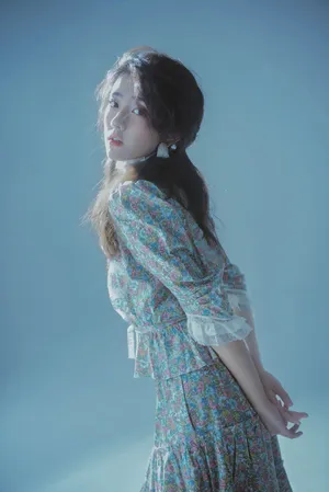 梁洁双马尾碎花裙甜美写真图片_5