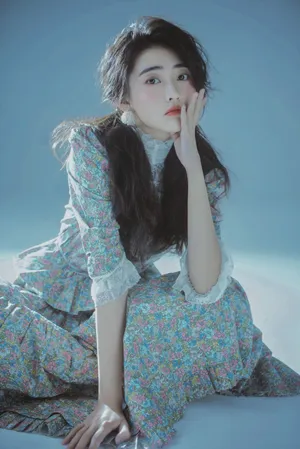 梁洁双马尾碎花裙甜美写真图片_6