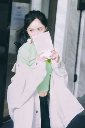 杨幂清新私服养眼街拍图片