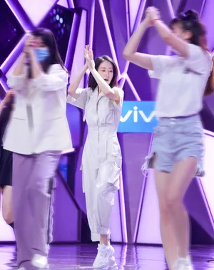 刘敏涛优雅靓丽彩排图片