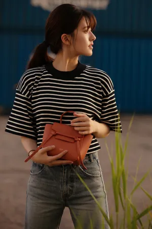 赵露思条纹衫甜美写真图片