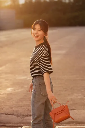 赵露思条纹衫甜美写真图片_3
