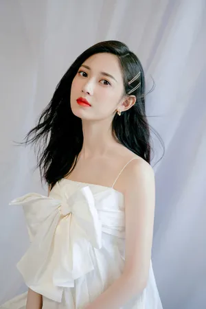陈钰琪吊带白裙性感写真图片