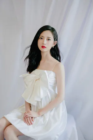 陈钰琪吊带白裙性感写真图片_2