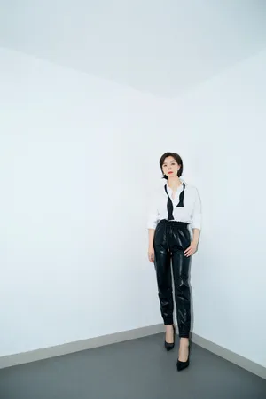 陈数衬衫皮裤气质写真图片_2