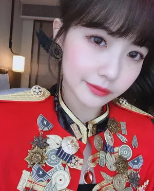 赖美云单马尾后台甜美自拍照图片