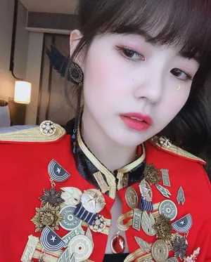 赖美云单马尾后台甜美自拍照图片