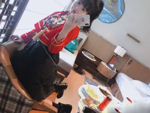 赖美云单马尾后台甜美自拍照图片_2