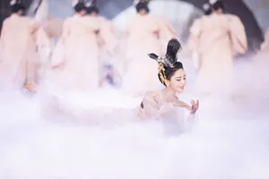 佟丽娅唯美浪漫舞台照图片_1