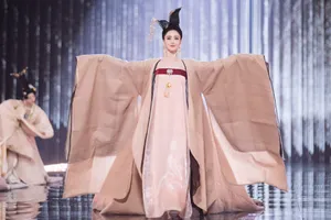 佟丽娅唯美浪漫舞台照图片_1