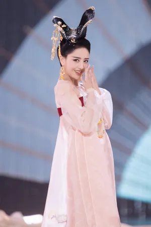 佟丽娅唯美浪漫舞台照图片_3