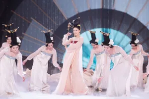 佟丽娅唯美浪漫舞台照图片_4