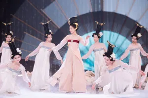 佟丽娅唯美浪漫舞台照图片_5